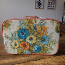 Load image into Gallery viewer, STV23 Vintage Samsonite Suitcase
