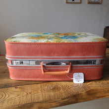 Load image into Gallery viewer, STV23 Vintage Samsonite Suitcase

