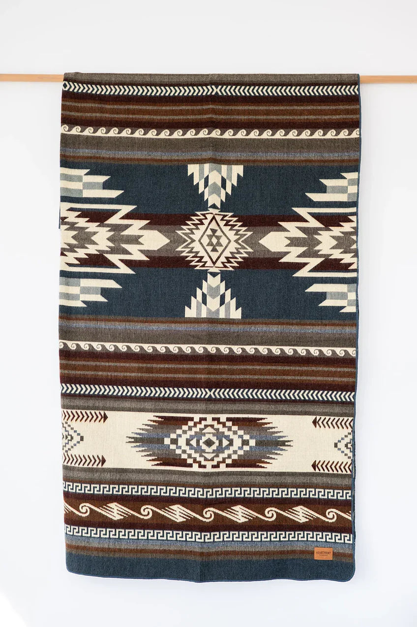 Heart Print Threads Blankets - Queen