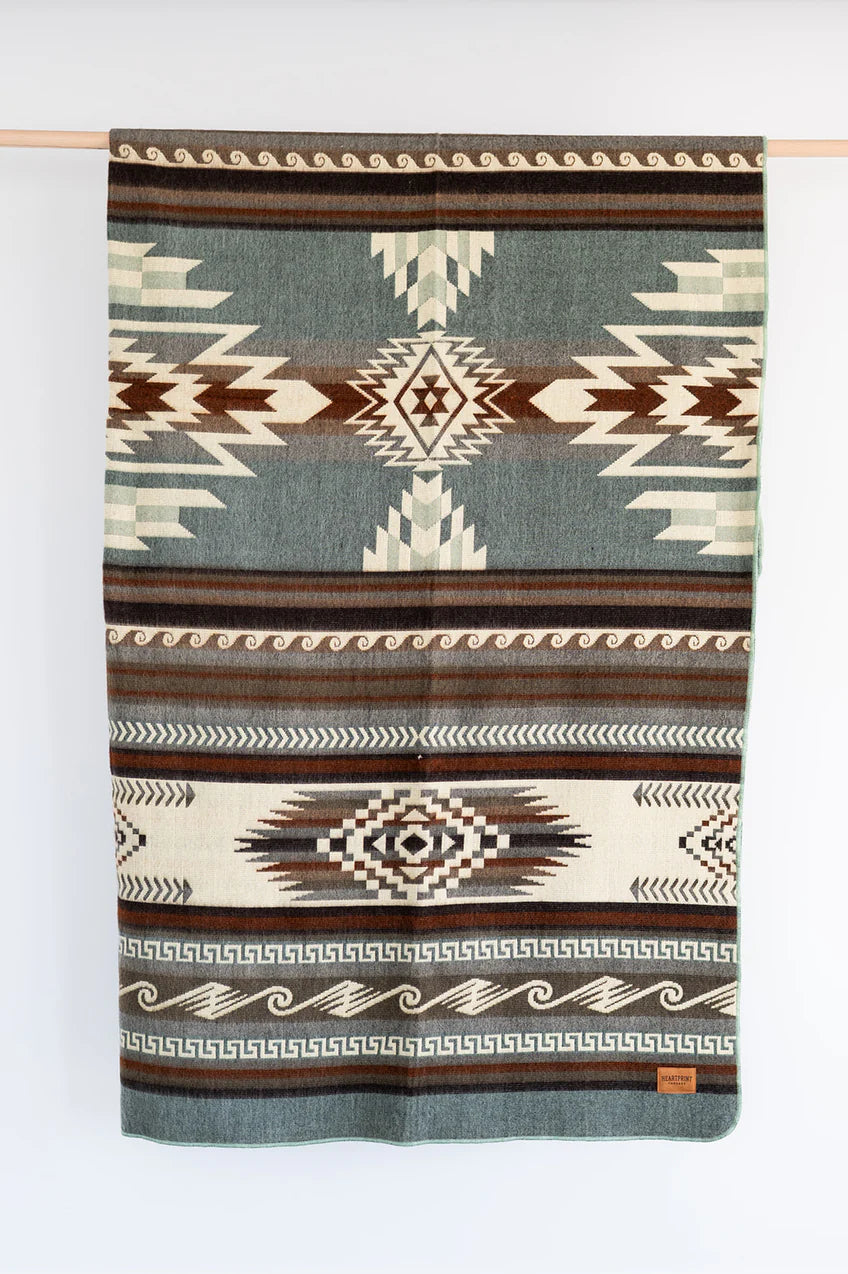 Heart Print Threads Blankets - Queen